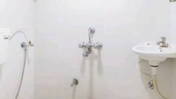 Jetted tub, hair dryer, bidet, towels