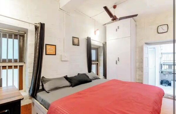 1 habitación, escritorio, tabla de planchar con plancha y wifi 