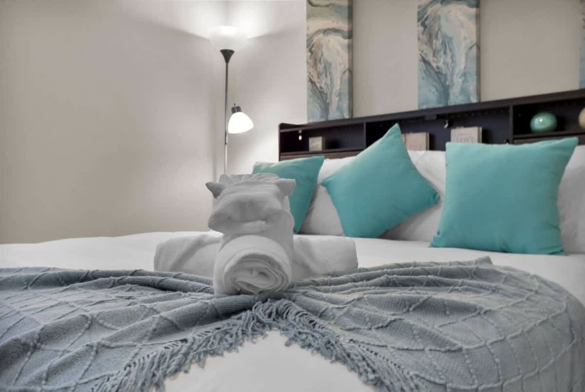 3 habitaciones, tabla de planchar con plancha, wifi y ropa de cama 