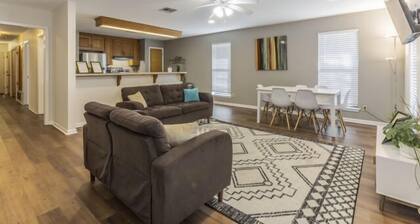 Modern Retreat! Great Weekly & Monthly Rates