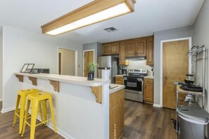 Fridge, microwave, oven, stovetop - 3 Br 3 Ba Urban Getaway  Great Weekly & Monthly Rates (WACO)
