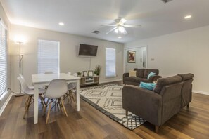 TV - Trendy Urban Escape, Great Weekly & Monthly Rates! (WACO)