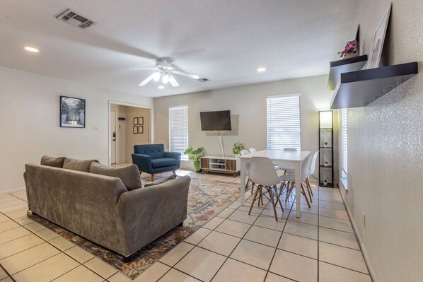 TV - Urban Sanctuary Great Weekly & Monthly Rates! (WACO)