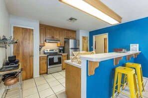 Fridge, microwave, oven, stovetop - Urban Sanctuary Great Weekly & Monthly Rates! (WACO)