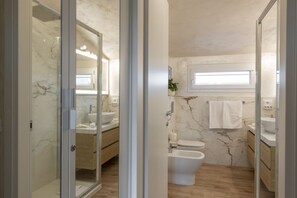 Shower, hair dryer, bidet, towels - GARIBALDI, 64 – In the heart of the historic center (Milano)