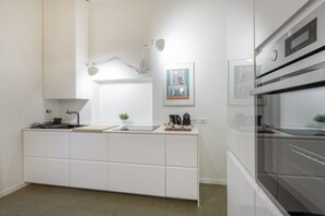 Fridge, microwave, oven, stovetop - ERCOLE FERRAIO, 12 – Spacious and bright apartment (Milano)