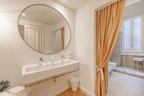 Douche, séchoir à cheveux, bidet, serviettes fournies