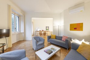 TV - ERCOLE FERRAIO, 12 – Spacious and bright apartment (Milano)