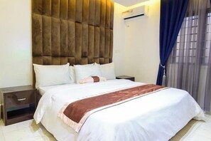 Apartamento de lujo, balcón, vistas a la ciudad | 1 dormitorio, escritorio, espacio para trabajar con un portátil