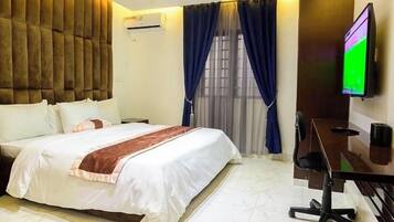 Apartamento superluxo, sacada, vista para a cidade | 1 quarto, escrivaninha, espaço de trabalho para notebook