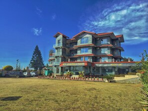 A multi-story hotel with a restaurant on the ground floor. - Hotel Dharamshala Ayush Health Paradise (Dharamshala)