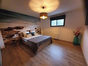 4 bedrooms, iron/ironing board, WiFi