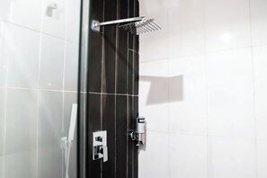 Apartamento estándar, balcón, vistas a la ciudad | Baño | Artículos de higiene personal gratuitos, secador de pelo y zapatillas