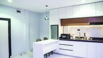 Apartamento standard, sacada, vista para a cidade | Cozinha americana privada | Geladeira, micro-ondas, fogão, cooktop