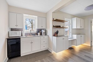 Kylskåp, mikrovågsugn, ugn och spishäll