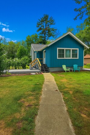 Exterior - Cozy Cottage With Lake View (Walkerton)