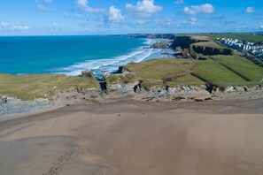 Beach - Apartment 2, Oasis Sands - 3 bedroom apartment with free wi-fi and parking (Porth)