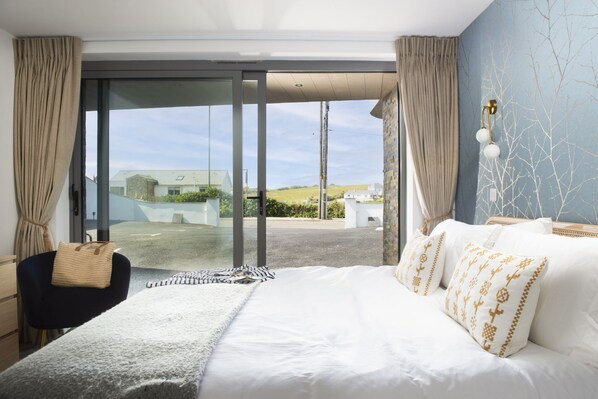 3 bedrooms, iron/ironing board, internet, bed sheets - Apartment 2, Oasis Sands - 3 bedroom apartment with free wi-fi and parking (Porth)