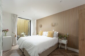 3 bedrooms, iron/ironing board, internet, bed sheets - Apartment 2, Oasis Sands - 3 bedroom apartment with free wi-fi and parking (Porth)