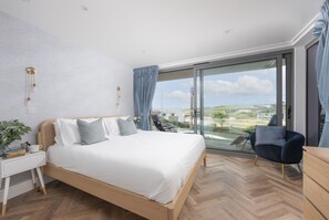 3 bedrooms, iron/ironing board, internet, bed sheets