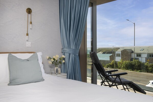 3 bedrooms, iron/ironing board, internet, bed sheets