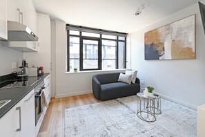 Fridge, microwave, oven, stovetop - Sleek Urban Studio @ The Tokyo in Central Cape Town (Cape Town)