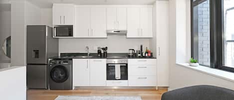 Kühlschrank, Mikrowelle, Ofen, Herdplatte