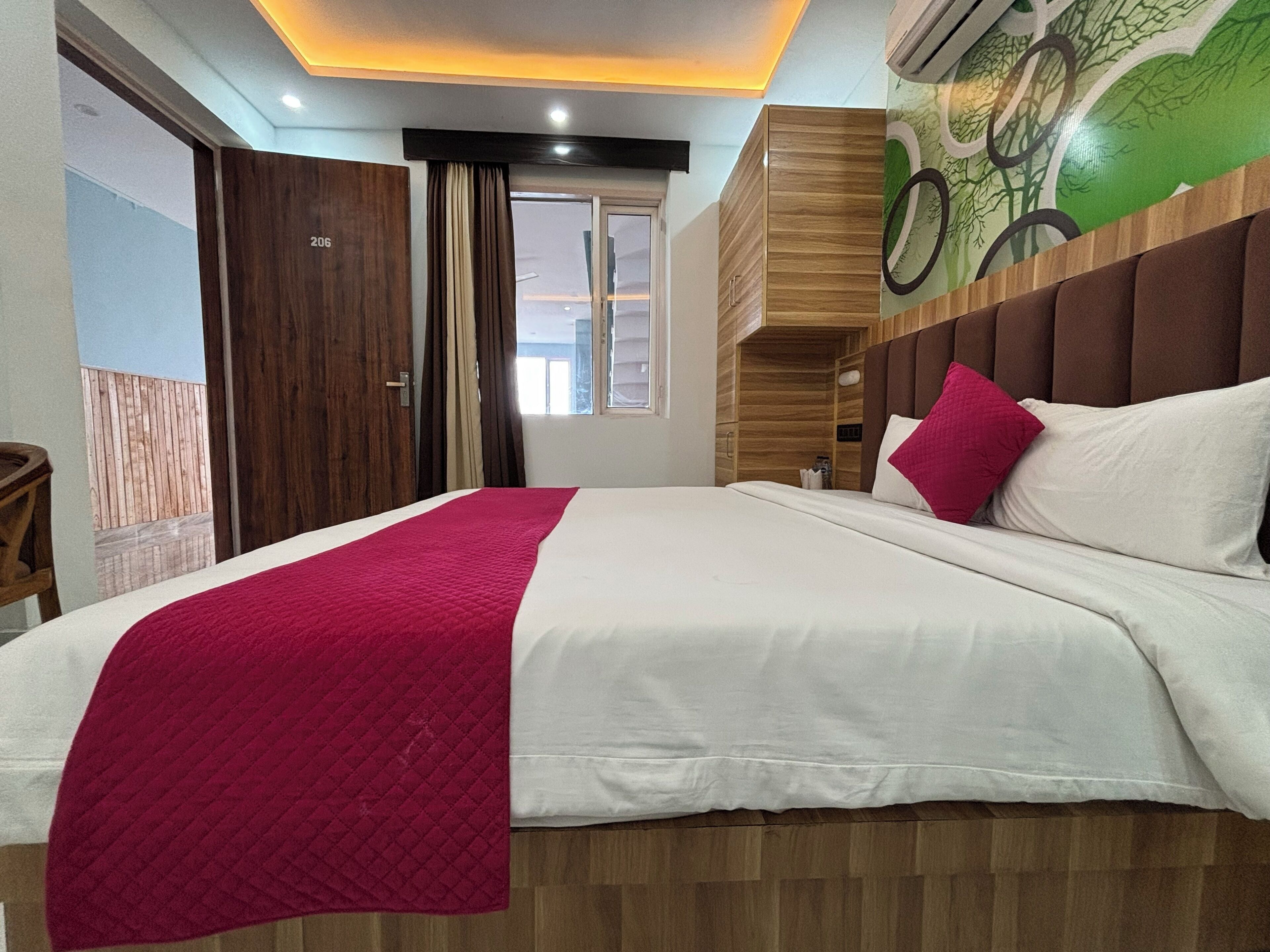 Standard Double Room | In-room safe, desk, iron/ironing board (on request), WiFi (free)