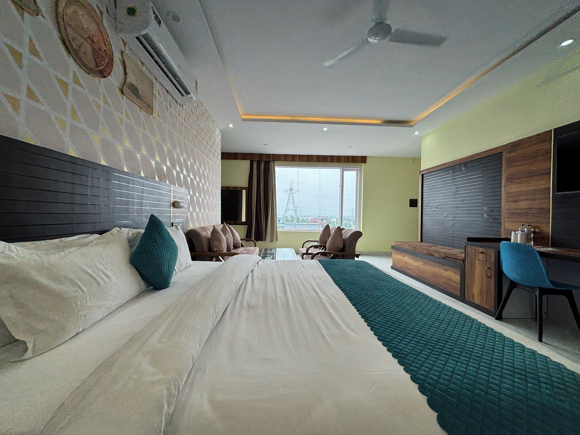 Executive Suite, Mountainside | In-room safe, desk, iron/ironing board (on request), WiFi (free)