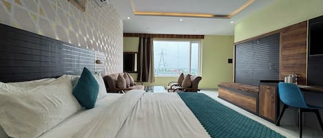 Una habitación de hotel con una cama grande, un escritorio, una silla y un televisor.