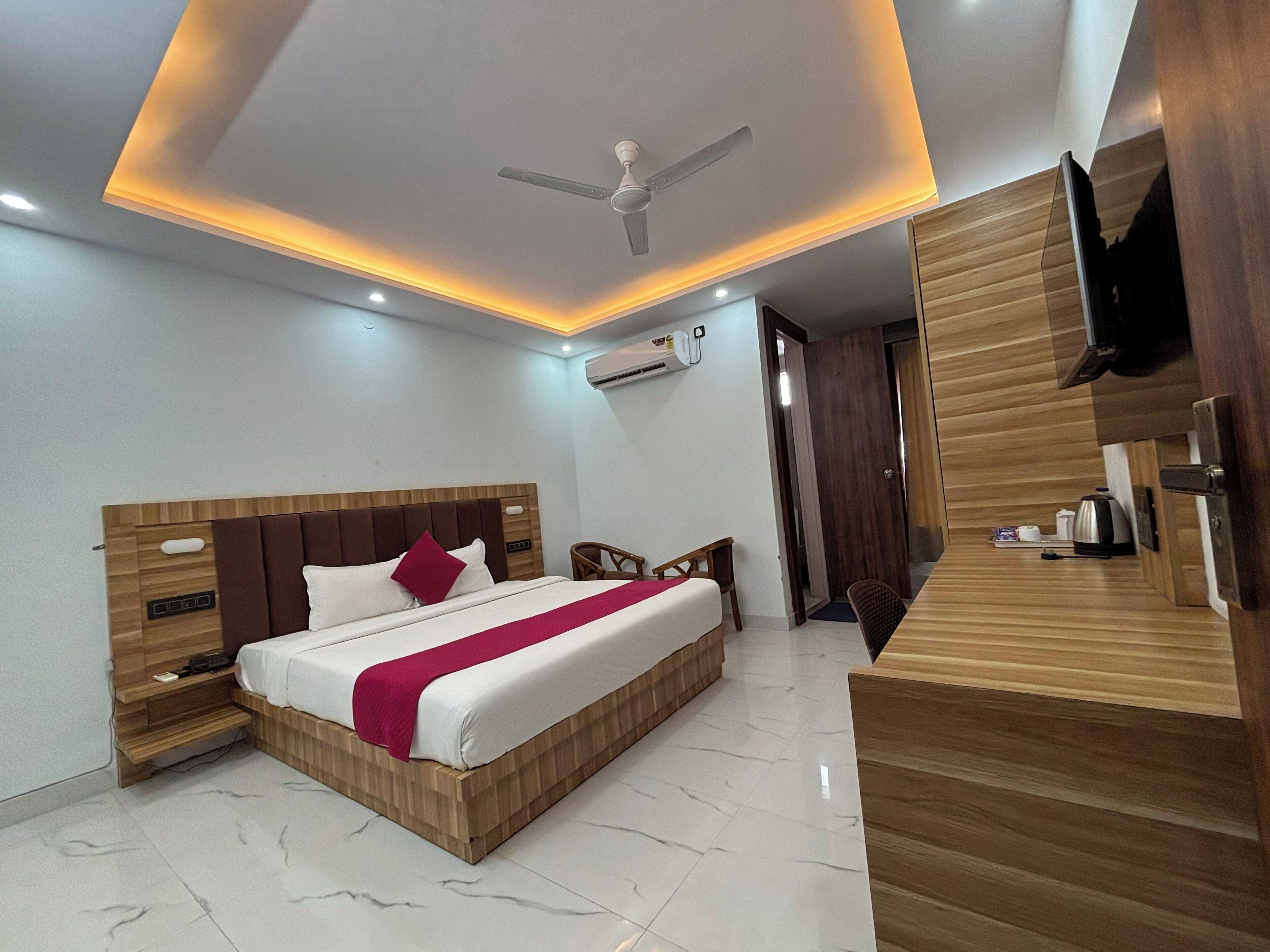 Deluxe Double Room | In-room safe, desk, iron/ironing board (on request), WiFi (free)