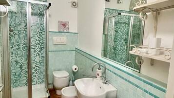 SĂšche-cheveux, serviettes fournies, savon, papier toilette