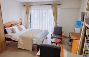 1 bedroom, desk, WiFi, bed sheets - Nice bed & breakfast with WiFi in Nairobi (Nairobi)