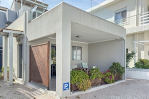 Front of property - Alisahni Suite (Chania)