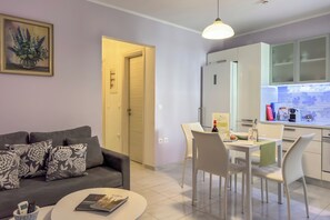 Departamento Confort, 1 cama Queen size y sofá cama, cocina | Área de sala de estar