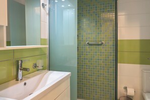 Comfort appartement, 1 queensize bed met slaapbank, keuken | Badkamer