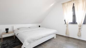 2 bedrooms, in-room safe, travel cot, free WiFi