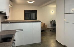 Fridge, oven, dishwasher, cookware/dishes/utensils