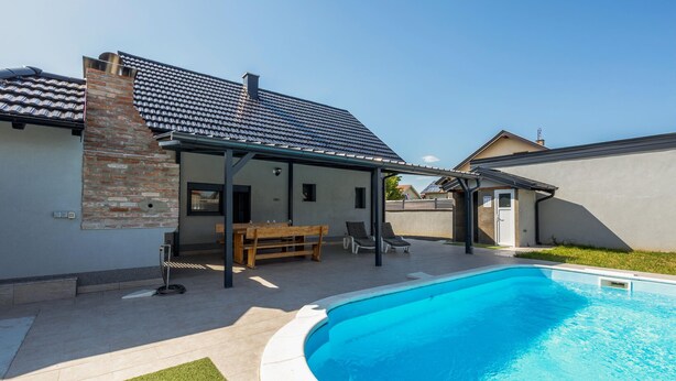 A residential property with a swimming pool, a covered patio, and a brick wall. - Luxurious home in Vukovar (Vukovar)