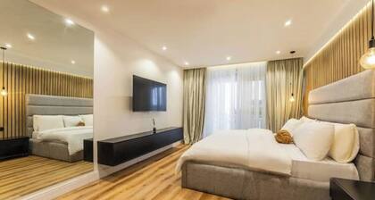 2bed Waterfront Apartment with King Bed 24/7 Electricity/Security/Pool