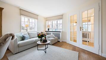 Een televisie en een open haard