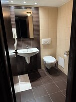 Quarto casal standard, vista para a cidade | Banheiro | Produtos de toalete grátis, secador de cabelo, toalhas de banho 