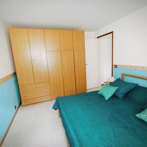 2 bedrooms, iron/ironing board, bed sheets