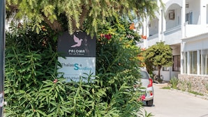 Señal para 'Paloma Sea-station Cabanas' con un número de contacto.