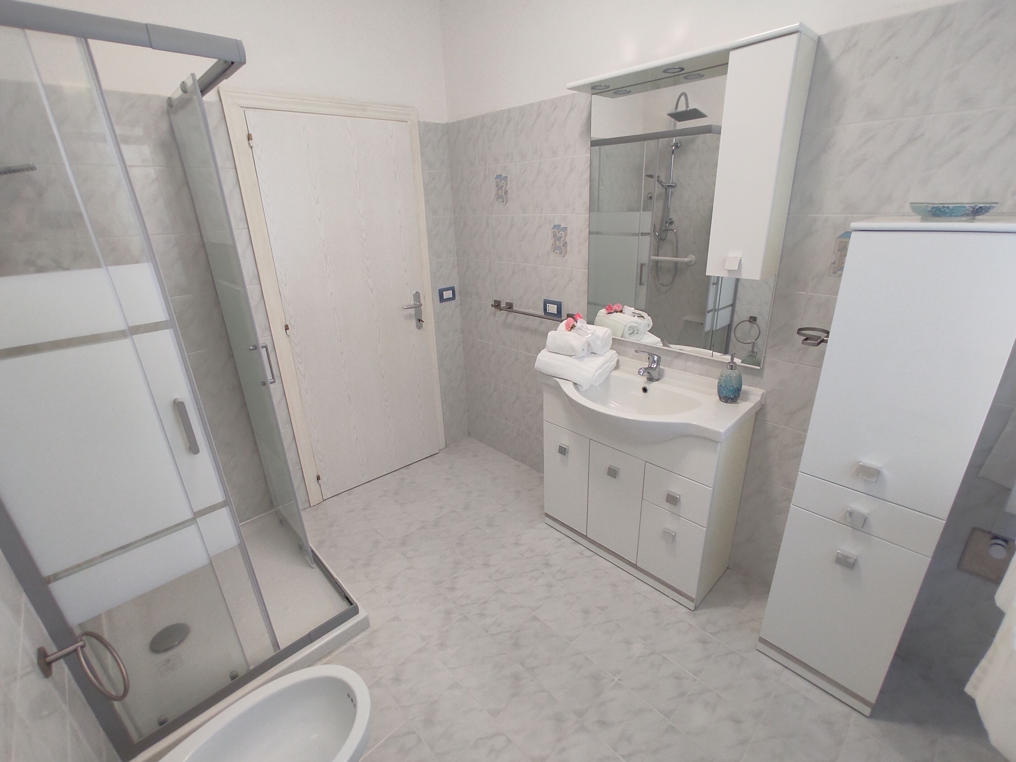 Doccia, asciugacapelli, bidet, asciugamani