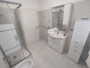 Dusche, Haartrockner, Bidet, Handtücher