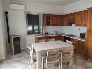 Kylskåp, mikrovågsugn, ugn och spishäll