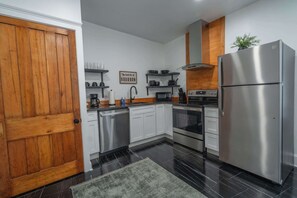 Réfrigérateur, four, plaque de cuisson, lave-vaisselle