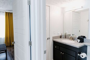 Suihku, hiustenkuivaaja, pyyhkeet