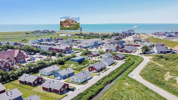 A coastal residential area with houses, a hotel, and a body of water. - Cozy vacation apartment Godewind directly on the dike (Dagebüll)